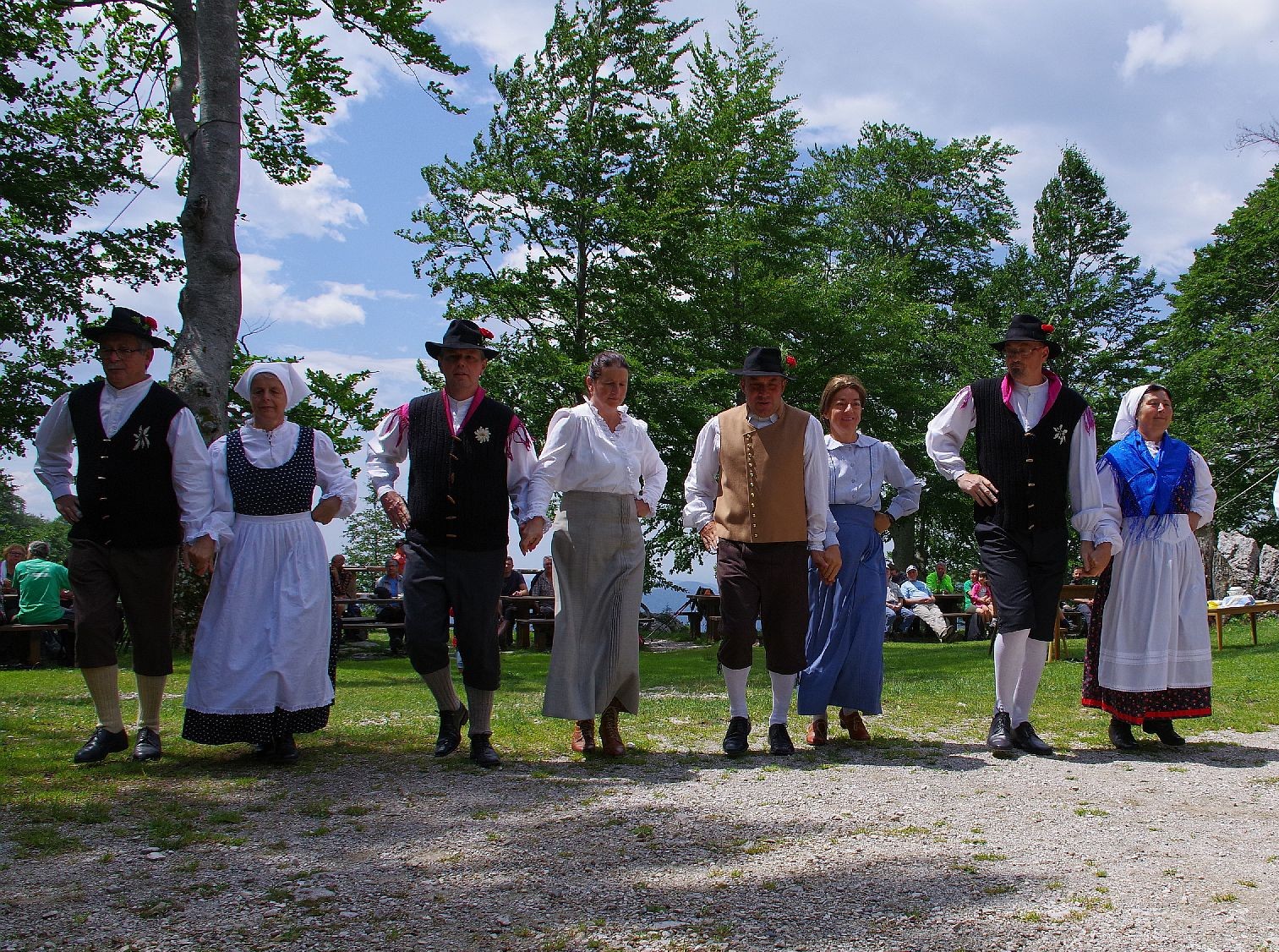 POSKOČNIH 40 LET, folklorni večer (org. FS Razor)