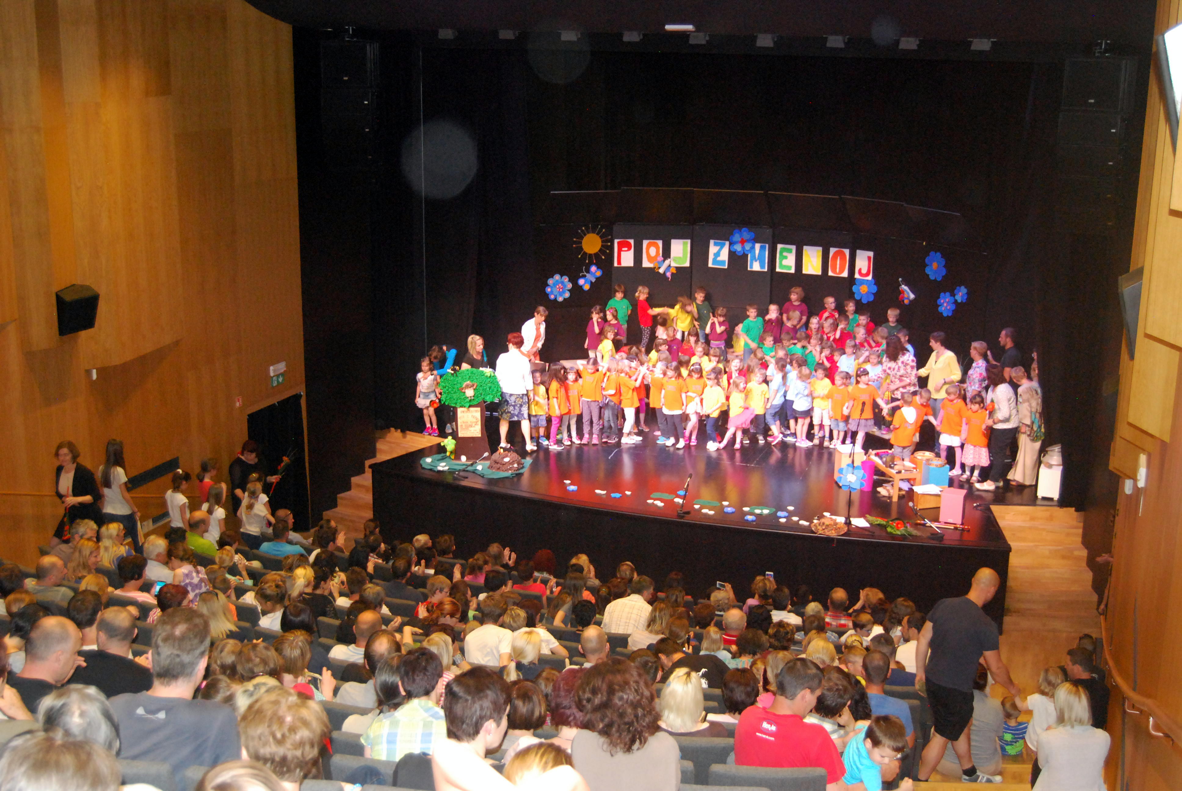 POJ Z MENOJ - revija otroških zborov Tolminske