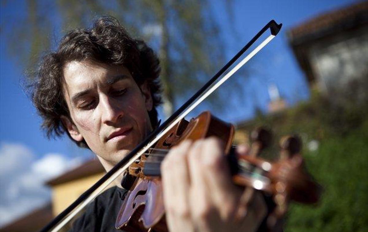 KABARET UGLASBENE POEZIJE LOJZETA KRAKARJA - PRODA SE PESNIK, koncert Matije Krečiča z zasedbo