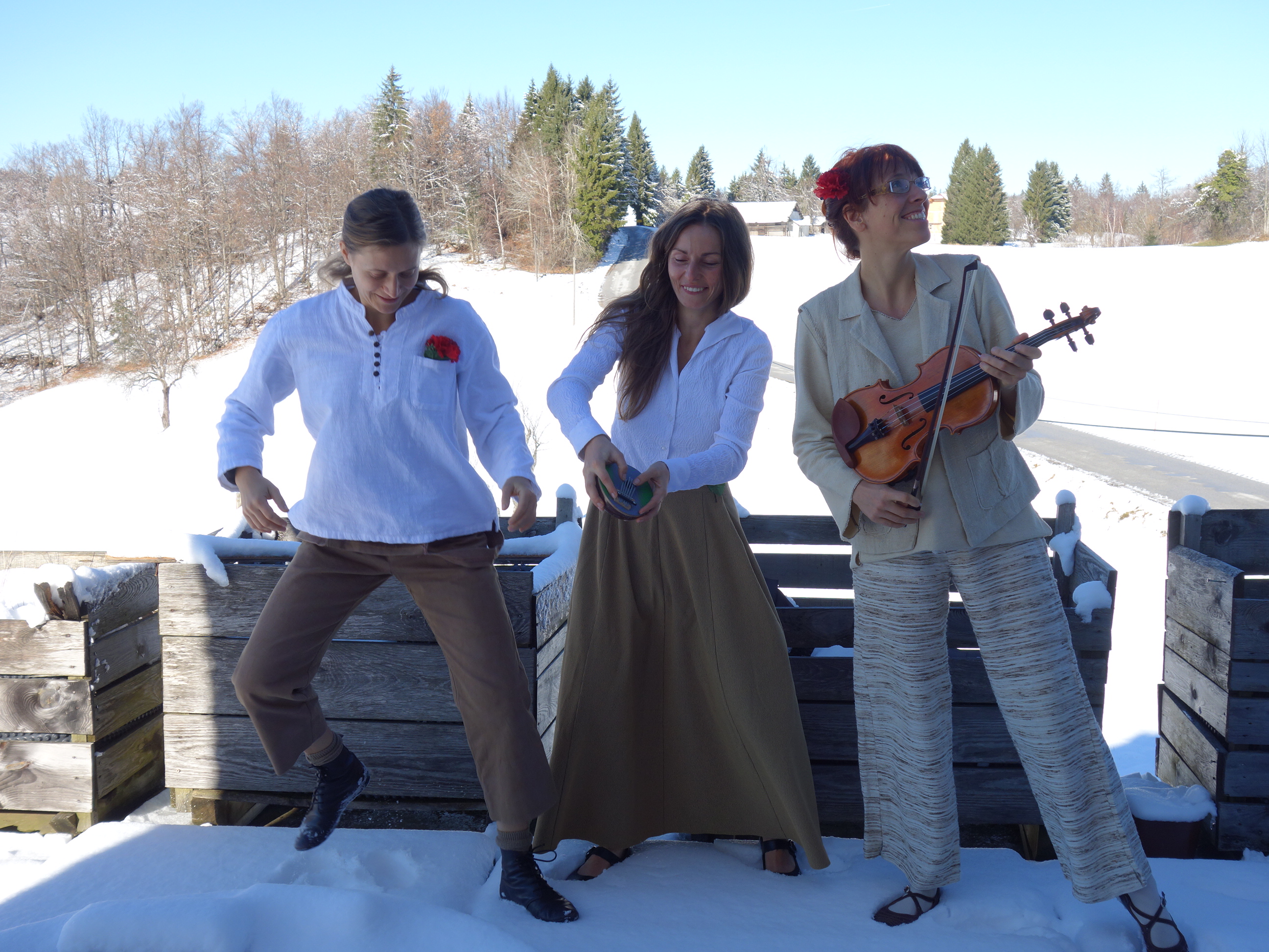 MIKLAVŽEV VEČER in TRI GLASILKE: pripovedovanje ljudskih pesmi in zgodb 